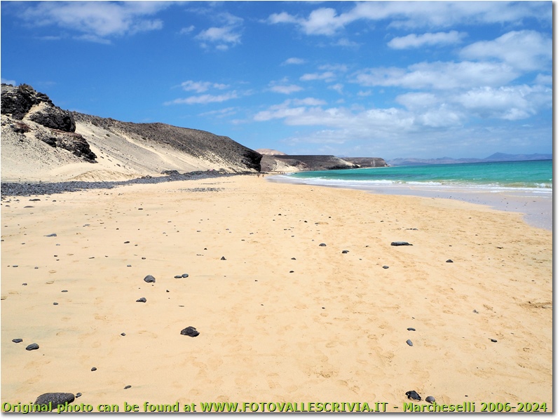 Spiaggia del Mal Nombre. Sabbia e rocce nere e mare azzurro - Altro - 2016 - Panorami - Foto varie - Canon EOS 300D