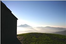  Controluce dal Monte Alpe di Porale: sullo sfondo il Monte Tobbio. - Busalla&Ronco Scrivia - 2006 - Panorami - Inverno - Voto: 9,5  - Last Visit: 8/8/2022 3.8.13 