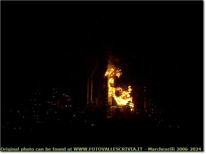 Incendio alla raffineria IPLOM di Busalla (1/9/2005 -  http://xoomer.virgilio.it/rio79/home.html) - Busalla&Ronco Scrivia - 2005 - Paesi - Estate - Panasonic nv-gs70 (VideoCam)