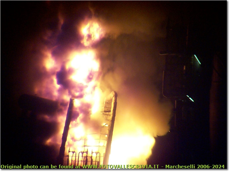 Incendio alla raffineria IPLOM di Busalla (1/9/2005 -  http://xoomer.virgilio.it/rio79/home.html) - Busalla&Ronco Scrivia - 2005 - Paesi - Estate - Panasonic nv-gs70 (VideoCam)