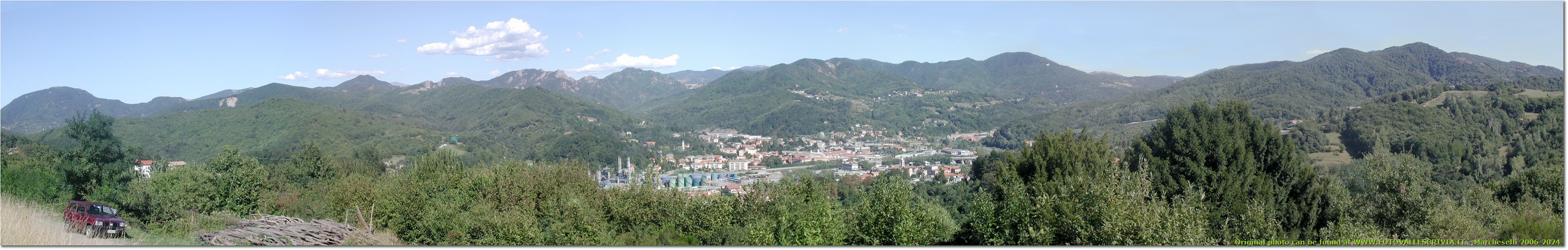 Busalla tra Monte Reale e M. Vittoria vista da Cascine - Busalla&Ronco Scrivia - <2001 - Panorami - Estate - Olympus Camedia 3000