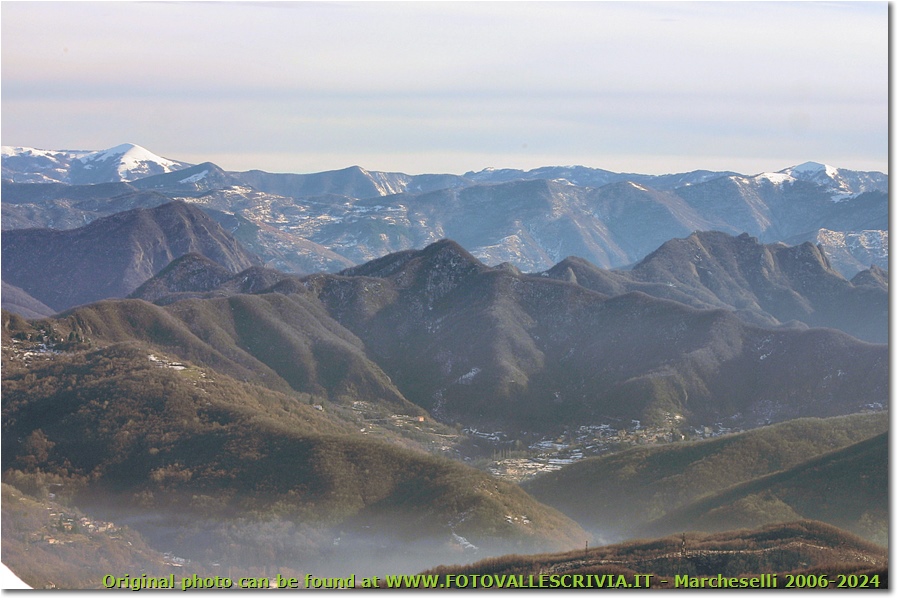 Pietrafraccia: sullo sfondo la catena dei Monti Liguri dal Carmo all’Antola - Busalla&Ronco Scrivia - 2009 - Panorami - Inverno - Canon EOS 300D