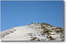 Foto Busalla&Ronco Scrivia - Panorami - Spunta tra la neve la cappella del Monte Alpe di Porale