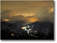 Fotografie Casella - Panorami - Luci e nebbia notturne con neve, Orero