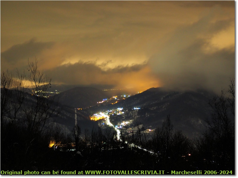 Luci e nebbia notturne con neve, Orero - Casella - 2021 - Panorami - Inverno - Olympus OM-D E-M10 Mark III