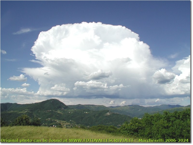 Nuvola temporalesca sopra Monte Maggio e Casella - Casella - <2001 - Panorami - Estate - Olympus Camedia 3000