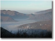 Fotografie Crocefieschi&Vobbia - Panorami - La nebbia lambisce la frazione di Noceto, Val Vobbia