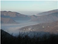 La nebbia lambisce la frazione di Noceto, Val Vobbia - Crocefieschi&Vobbia - 2005 - Panorami - Inverno - Voto: 8    - Last Visit: 10/9/2022 15.11.30 