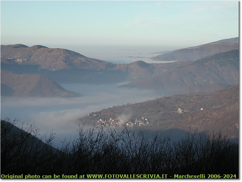 La nebbia lambisce la frazione di Noceto, Val Vobbia - Crocefieschi&Vobbia - 2005 - Panorami - Inverno - Olympus Camedia 3000