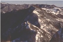  Monte Castello e 'La Lumaca' dalla vetta del M. Reo Passo, con neve - Crocefieschi&Vobbia - <2001 - Panorami - Inverno - Voto: Non  - Last Visit: 8/8/2022 23.53.8 