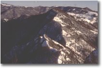 Foto Crocefieschi&Vobbia - Panorami - Monte Castello e 'La Lumaca' dalla vetta del M. Reo Passo, con neve