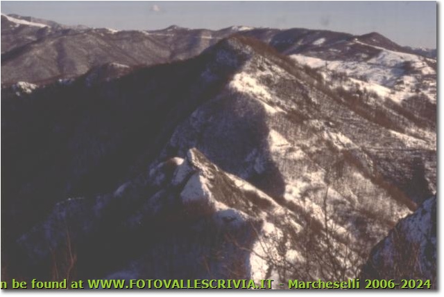 Monte Castello e 'La Lumaca' dalla vetta del M. Reo Passo, con neve - Crocefieschi&Vobbia - <2001 - Panorami - Inverno - Scanner