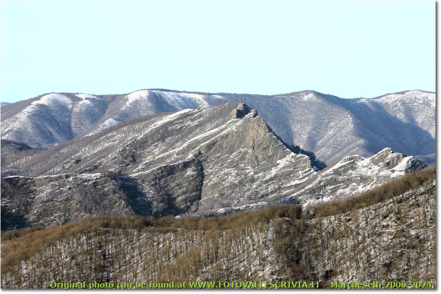 Monte Reopasso con neve: sullo sfondo la costiera da Alpe di Cassissa al Bric Camere - Crocefieschi&Vobbia - 2008 - Panorami - Inverno - Canon EOS 300D