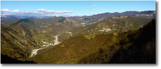 Fotografie Crocefieschi&Vobbia - Panorami - Valle Vobbia, e in lontananza la catena dei Monti Liguri