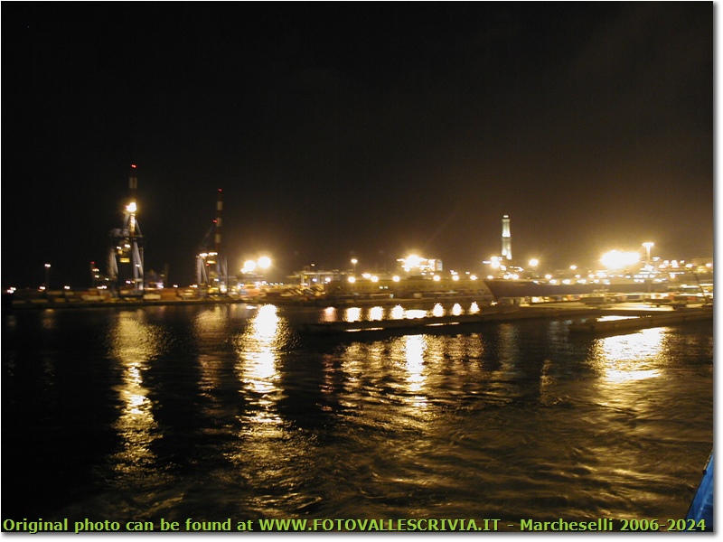 Il porto di Genova e la Lanterna dal traghetto - Genova - 2004 - Paesi - Foto varie - Olympus Camedia 3000