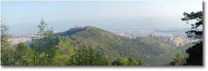 Foto Genova - Panorami - Il Castellaccio, il centro e il porto di Genova: panorama dal forte Puin