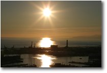 Foto Genova - Panorami - Lanterna e porto in controluce