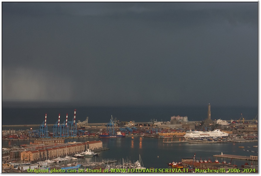 Lanterna e porto sotto il temporale - Genova - 2004 - Panorami - Foto varie - Canon EOS 300D