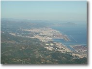 Foto Genova - Panorami - Panorama dal Monte Reixa (1198 m.s.l.m.): il VTE di Ge-Voltri e aeroporto, la città, il promontorio di Portofino