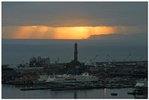  Raggi di sole al tramonto su lanterna e porto - Genova - 2004 - Panorami - Foto varie - Voto: Non  - Last Visit: 28/8/2022 20.34.59 