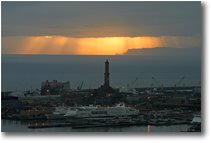 Foto Genova - Panorami - Raggi di sole al tramonto su lanterna e porto