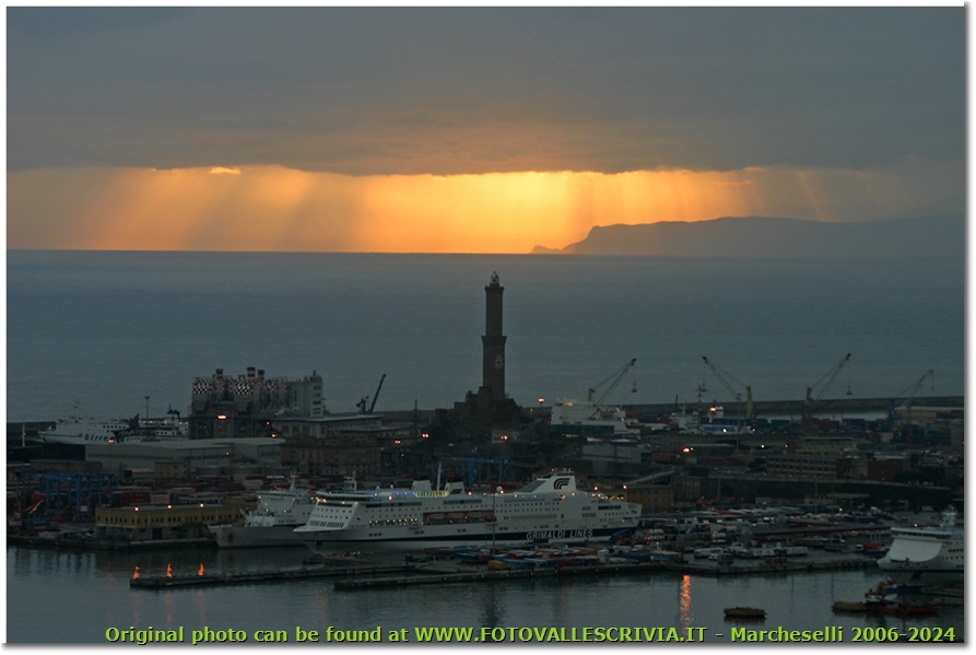 Raggi di sole al tramonto su lanterna e porto - Genova - 2004 - Panorami - Foto varie - Canon EOS 300D