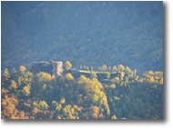 Foto Montoggio - Paesi - Il castello di Montoggio dal Monte Banca