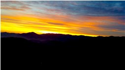  Tramonto al solstizio d’inverno: profilo dei monti a ovest della Val Polcevera (NS della Guardia, M. Pennello, M. Beigua, Piani di Praglia, M. Poggio) - Savignone - 2017 - Landscapes - Winter - Voto: Non  - Last Visit: 29/9/2023 3.44.15 