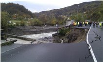  Crollo diga e strada provinciale a Ponte di Savignone:  la voragine nella strada (foto di F.Medica) - Savignone - 2012 - Paesi - Inverno - Voto: Non  - Last Visit: 11/2/2024 13.41.17 