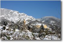 Fotografie Savignone - Paesi - Savignone sotto la neve: Parrocchia San Pietro e ruderi del Castello