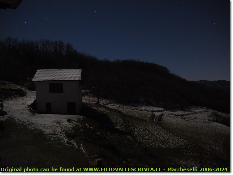 Spruzzata di neve sulla stalla - notturno - Savignone - 2020 - Paesi - Inverno - Olympus OM-D E-M10 Mark III