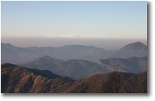 Fotografie Savignone - Panorami - Aguzzando la vista, al di là dell’Appennino e delle nebbie della Padania, appaiono i monti tra il Cervino e il Rosa