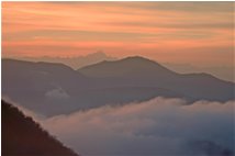  Autunno 2006: Il Monviso e il Monte Tobbio nella foschia al tramonto - Savignone - 2007 - Panorami - Inverno - Voto: Non  - Last Visit: 12/4/2024 9.10.14 