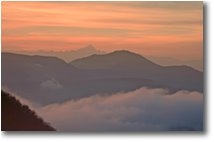 Foto Savignone - Panorami - Autunno 2006: Il Monviso e il Monte Tobbio nella foschia al tramonto