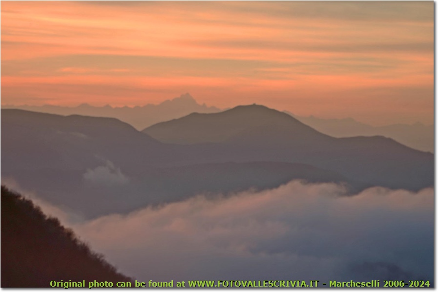Autunno 2006: Il Monviso e il Monte Tobbio nella foschia al tramonto - Savignone - 2007 - Panorami - Inverno - Canon EOS 300D