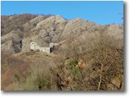 Foto Savignone - Panorami - Castello Fieschi con sfondo di conglomerato