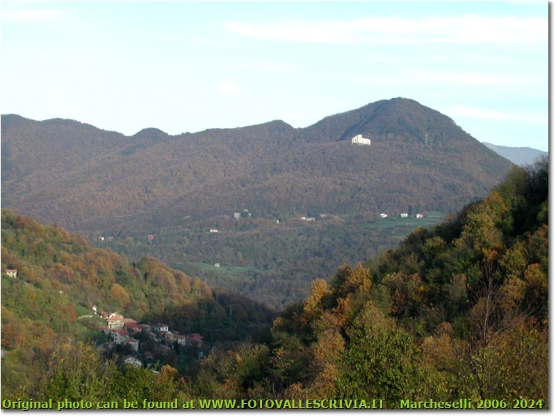 Frazione Vallecalda di Savignone: a fronte Colonia e M. Maggio - Savignone - 2002 - Panorami - Inverno - Olympus Camedia 3000