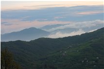  La frazione Gualdrà e il Santuario della Guaria tra le nebbie al tramonto. Da Montemaggio (Chiappazza) - Savignone - 2014 - Panorami - Estate - Voto: Non  - Last Visit: 30/1/2024 22.11.40 