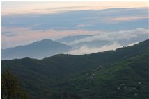  La frazione Gualdrà e il Santuario della Guaria tra le nebbie al tramonto. Da Montemaggio (Chiappazza) - Savignone - 2014 - Panorami - Estate - Voto: Non  - Last Visit: 19/9/2023 1.32.13 