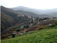  La frazione Vittoria di Savignone sullo spartiacque padano-tirrenico (in lontananza i Forti di Genova Diamante e Fratello Minore) - Savignone - 2002 - Panorami - Inverno - Voto: Non  - Last Visit: 21/9/2023 18.11.55 