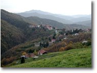 Fotografie Savignone - Panorami - La frazione Vittoria di Savignone sullo spartiacque padano-tirrenico (in lontananza i Forti di Genova Diamante e Fratello Minore)