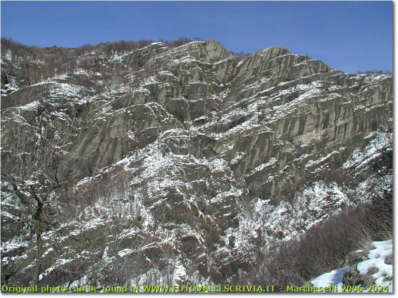 Le rocce del M. Pianetto spolverate di neve - Savignone - 2002 - Panorami - Inverno - Olympus Camedia 3000
