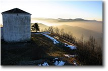 Foto Savignone - Panorami - Nebbie al tramonto sul Passo Giovi e Bocchetta, dal Monte Maggio