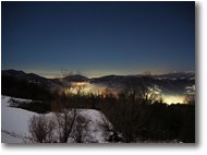 Foto Savignone - Panorami - Panorama notturno innevato verso Genova e Santuario della Guardia