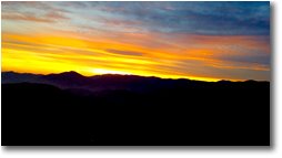 Foto Savignone - Panorami - Tramonto al solstizio d’inverno: profilo dei monti a ovest della Val Polcevera (NS della Guardia, M. Pennello, M. Beigua, Piani di Praglia, M. Poggio)