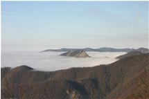  Un’isola nel mare di nebbia: il Monte Rocche del Reopasso - Savignone - 2006 - Panorami - Inverno - Voto: 10   - Last Visit: 25/5/2024 2.44.55 