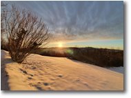 Fotografie Savignone - Panorami - Vista al tramonto verso santuario della Guardia e monte Tobio con neve