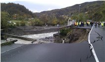  Crollo diga e strada provinciale a Ponte di Savignone:  la voragine nella strada - Savignone - 2012 - Villages - Winter - Voto: Non  - Last Visit: 11/2/2024 13.41.17 