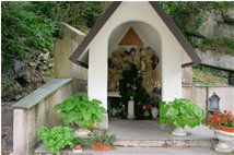  Salus infirmorum: cappella con fonte al Santuario Madonna dell’Acqua - ValBrevenna - 2007 - Altro - Estate - Voto: Non  - Last Visit: 25/5/2024 9.12.30 