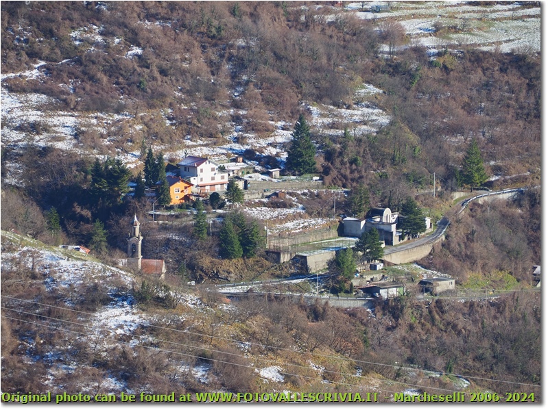 Tra le chiazze di neve spunta il campanile del paese di Clavarezza - ValBrevenna - 2020 - Paesi - Inverno - Olympus OM-D E-M10 Mark III